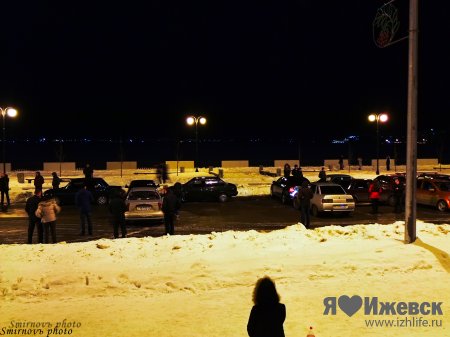 8 марта в Ижевске сотня фонариков взлетела в ночное небо