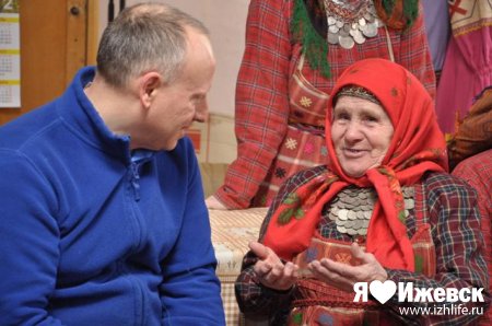 В перерывах между интервью «Бурановские бабушки» убегают покормить скотину
