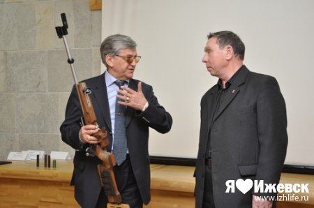 В Ижевске Александру Тихонову показали новую спортивную винтовку