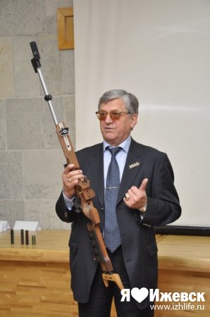 В Ижевске Александру Тихонову показали новую спортивную винтовку