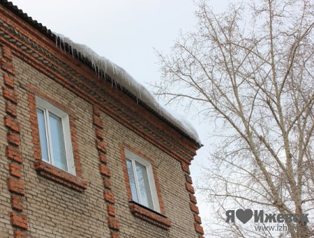 В Ижевске снег с крыши упал на дорогую иномарку