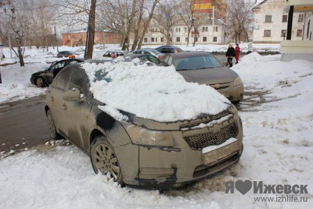 В Ижевске снег с крыши упал на дорогую иномарку