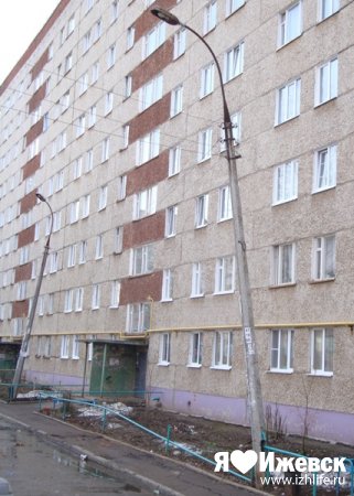 В Ижевске на улице Барышникова два электрических столба могут упасть в любой момент