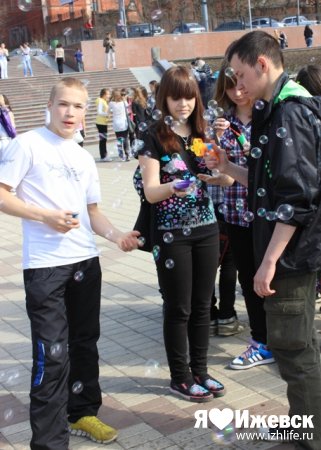 Мыльные пузыри в Ижевске: несколько сотен горожан впали в детство