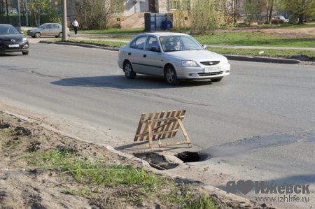 Новый серьезный провал появился на улице Петрова  в Ижевске