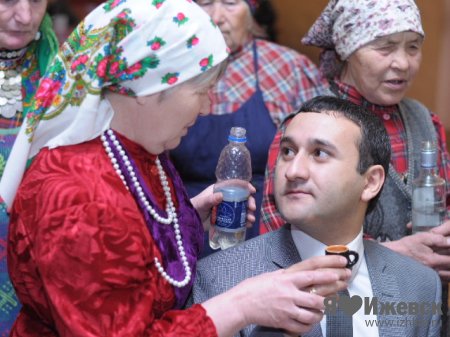 Азербайджанцы преподали «Бурановским бабушкам» урок языка