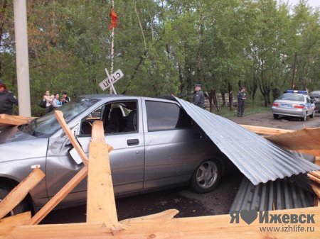В Ижевске сорванная шквальным ветром крыша здания раздавила 5 автомобилей