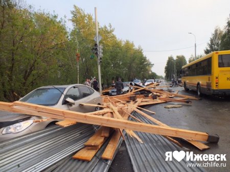 В Ижевске сорванная шквальным ветром крыша здания раздавила 5 автомобилей