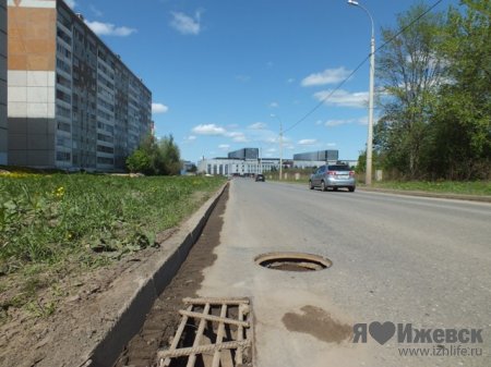 Решеток ливневок и крышки люка лишилась улица Берша в Ижевске