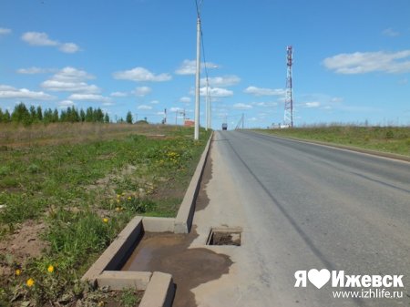 Решеток ливневок и крышки люка лишилась улица Берша в Ижевске