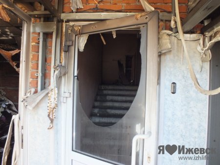 Взрыв в Ижевске: обвалилась стена здания, повреждены две машины