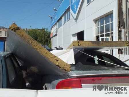 Взрыв в Ижевске: обвалилась стена здания, повреждены две машины