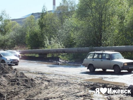 В Ижевске прорвало трубу: машины «купались» в фонтане