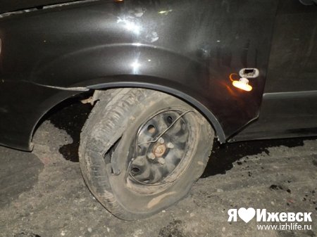 Ночное ДТП в Ижевске: иномарка протаранила "четырнадцатую"