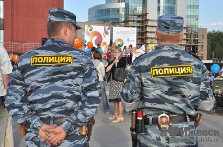«Живая цепь» в Ижевске: более 750 горожан поздравили ветеранов связи