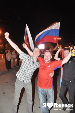 В Ижевске 700 хоккейных болельщиков бурно отпраздновали победу россиян в ЧМ-2012