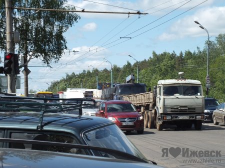 ДТП в Ижевске: фура подмяла под себя иномарку