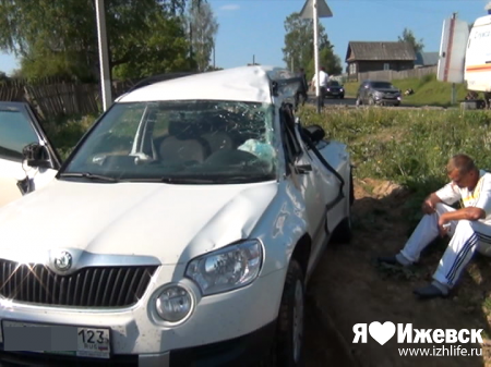 На трассе в Удмуртии КамАЗ столкнулся с тремя автомобилями: погиб ребенок