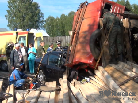 На трассе в Удмуртии КамАЗ столкнулся с тремя автомобилями: погиб ребенок