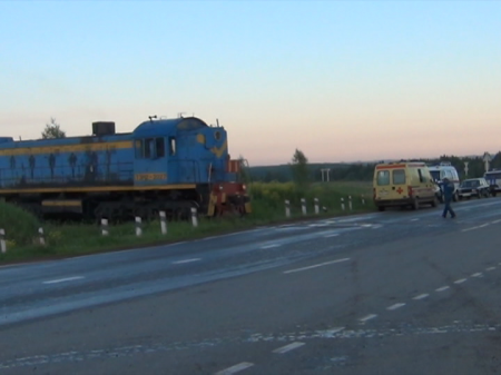 ДТП под Ижевском: МАЗ протаранил поезд, вагон сошел с рельсов