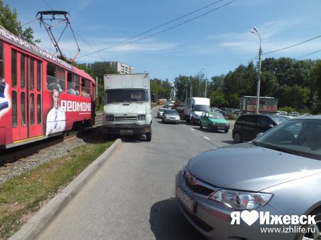 ДТП в Ижевске: на улице Авангардной  большой затор