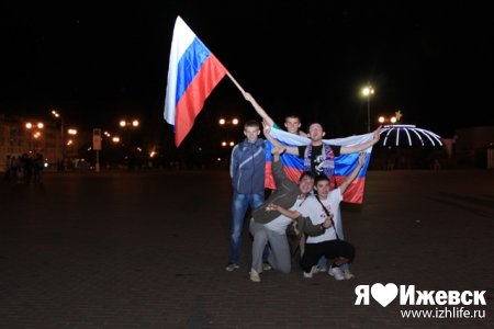 Как в Ижевске футбольные болельщики праздновали победу сборной России