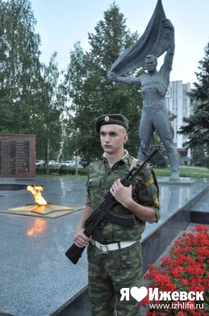Ветераны и молодежь Ижевска в 4 часа утра зажгли свечи у Вечного огня
