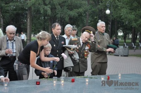 Ветераны и молодежь Ижевска в 4 часа утра зажгли свечи у Вечного огня