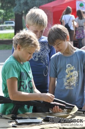 День памяти и скорби в Ижевске: школьников кормили кашей и учили собирать автомат