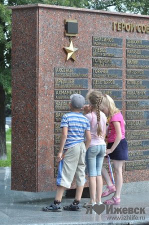 День памяти и скорби в Ижевске: школьников кормили кашей и учили собирать автомат