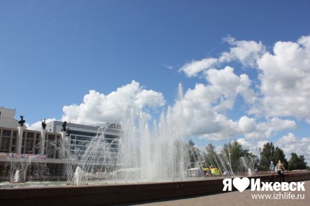 Несмотря на проделки воров, светомузыкальный фонтан в Ижевске работает