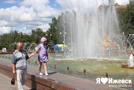 Несмотря на проделки воров, светомузыкальный фонтан в Ижевске работает
