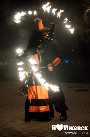 Огненное шоу устроили ижевчане на Центральной площади
