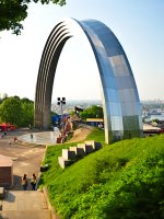 26 июня монументу Дружбы народов исполнилось 40 лет: Как «штаны Сысоева» стали «лыжами Кулаковой»
