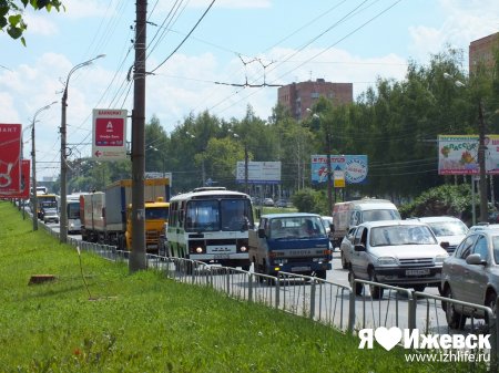 Огромная пробка сковала улицу Удмуртскую в Ижевске
