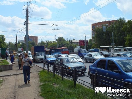 Огромная пробка сковала улицу Удмуртскую в Ижевске