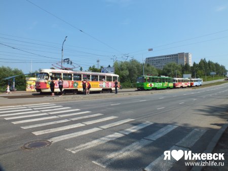 Движение трамваев на улице Ленина в Ижевске блокировано