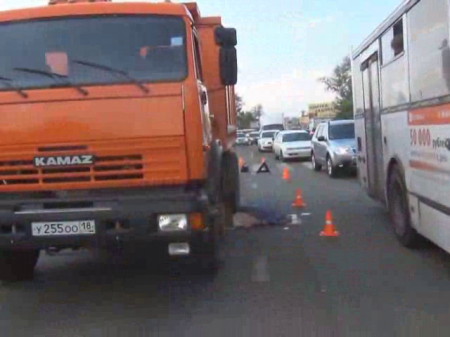 ДТП в Ижевске: КамАЗ протащил пенсионерку несколько метров