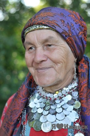 Поклонник подарил «Бурановским бабушкам» старинные серебряные монеты