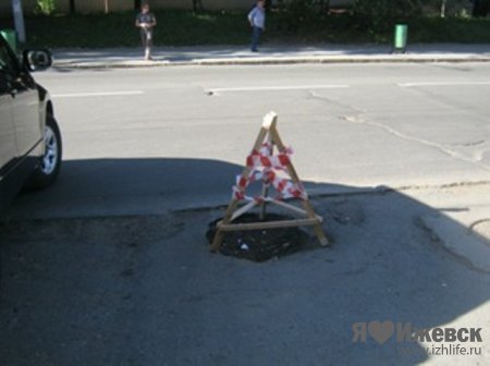 Фотофакт: яму, в которую провалился автомобиль ижевчанина, засыпали спустя две недели