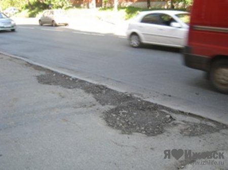 Фотофакт: яму, в которую провалился автомобиль ижевчанина, засыпали спустя две недели