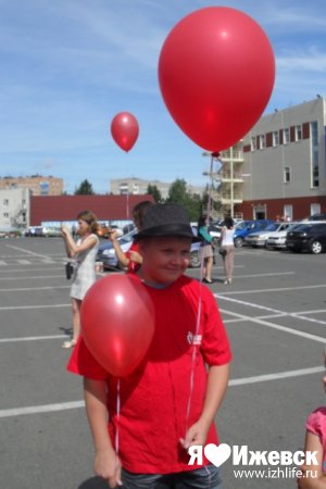 500 воздушных шаров запустили в небо ижевчане в поддержку донорства