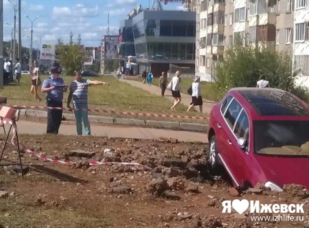 В Ижевске рядом с местом, где провалилось авто, сбили ребенка