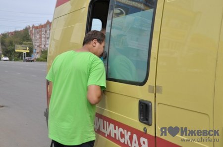 ДТП в Ижевске: иномарка превратила заднюю часть «десятки» в гармошку