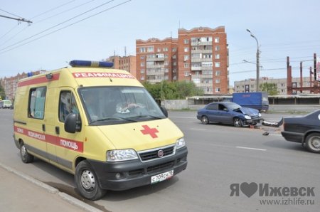 ДТП в Ижевске: иномарка превратила заднюю часть «десятки» в гармошку