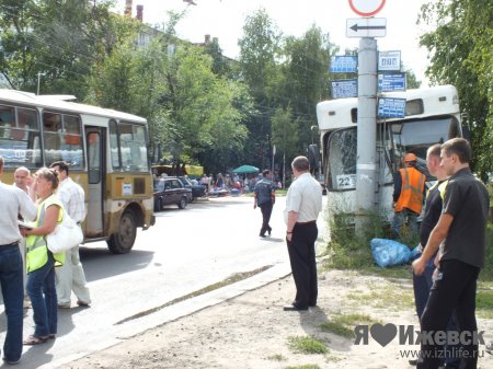 В Ижевске пассажирский автобус врезался в столб