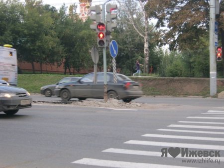 Фотофакт: на улице Удмуртской в Ижевске снесли отбойники