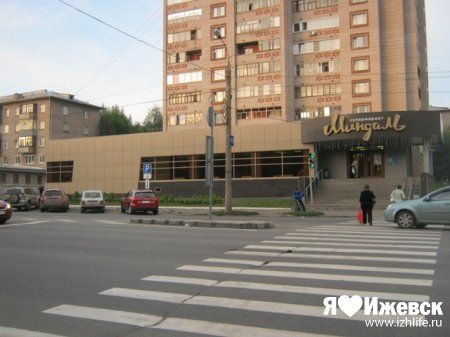 Фотофакт: на улице Удмуртской в Ижевске снесли отбойники