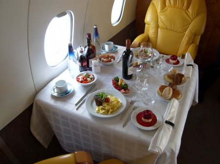 Деликатесы и шампанское будут подавать ижевчанам в самолете до Москвы