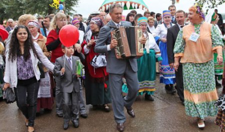 Глава Удмуртии во время празднования Дня города Воткинска сыграл на гармошке